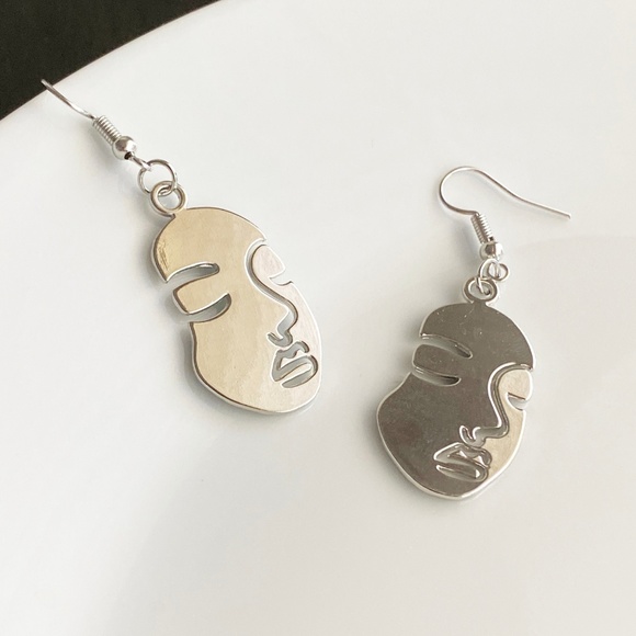 NEW Human Face Earrings in Silver color - Picture 3 of 6